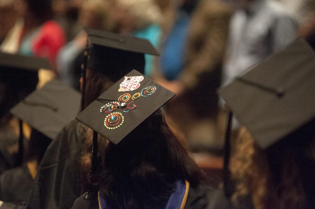 有装饰的毕业帽.